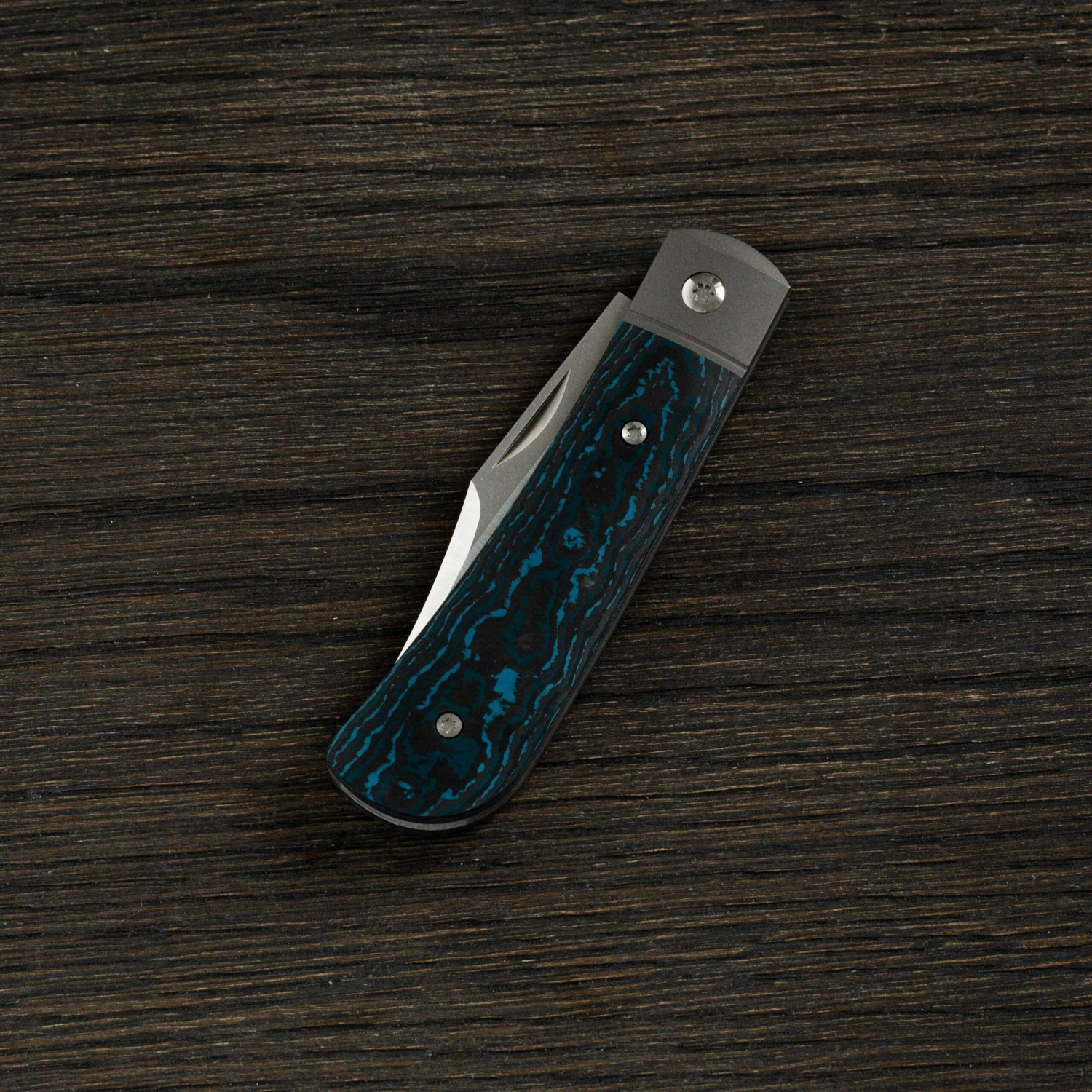 Jack Wolf Benny's Clip Fat Carbon Arctic Storm, BENNY-01-FCB, Couteau De Poche Slipjoint 2 Jack Wolf Benny's Clip Fat Carbon Arctic Storm, BENNY-01-FCB, Couteau De Poche Slipjoint – Image 2