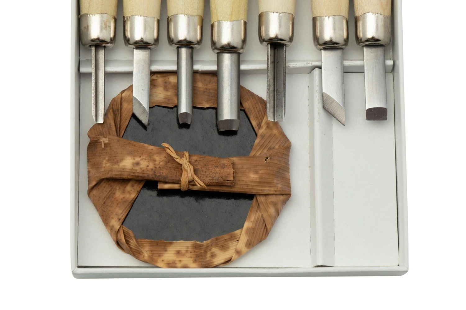 Yoshiharu L-7 Maruichi Couteaux à Bois Japonais, Set De 7 Avec "baren" 3 Yoshiharu L-7 Maruichi Couteaux à Bois Japonais, Set De 7 Avec "baren" – Image 3